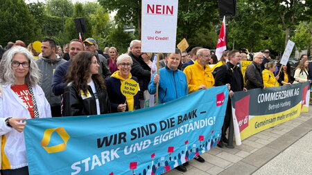 Protest von Beschäftigten der Commerzbank (Wiesbaden, 15.5.2025)