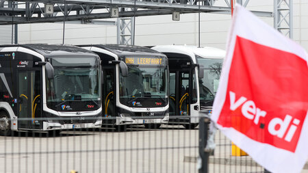 Manche Busse stehen still, weil ein starker Arm es will: Warnstr...