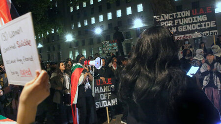 Lange bekannt: Protest gegen die Emirate vor dem britischen Regi...