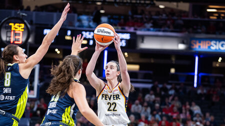 Hammer Treffsicherheit, prima Auge: Caitlin Clark (r.) gelingt a...