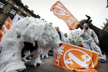 Börsenbär in Eisbär verwandelt – ATTAC-Protest am Freitag in Fra...