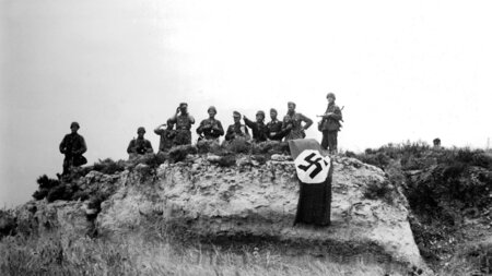 Plündern, brandschatzen, morden. Deutsche Fallschirmjäger landen...