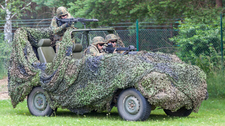 Stern unter Tarnung: Bundeswehrsoldaten ballern aus einem Merced...