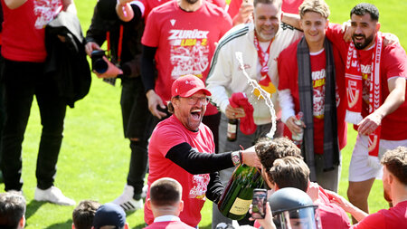 Fußball ist ihr Leben: Champagner für Energie Cottbus