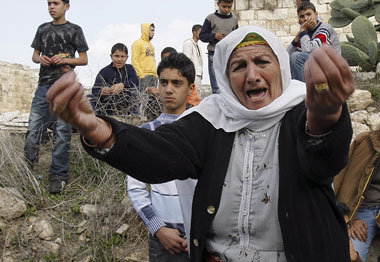 Protestierende Palästinenser nach der Verwüstung einer Moschee i... Protestierende Palästinenser nach der Verwüstung einer Moschee i...