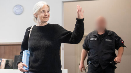 Daniela Klette grüßt vor Prozessbeginn Genossinnen und Genossen ...