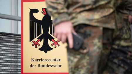 Geh zur Armee, verlangen sie. Mach Karriere, versprechen sie. (S...