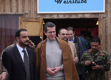 Ein Bayer in Afghanistan – Kriegsminister Guttenberg (M.) am Fre... Ein Bayer in Afghanistan – Kriegsminister Guttenberg (M.) am Fre...