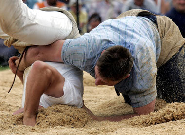 Andere stecken ihn in den Sand: Abderhalden (r.) 2004 im Sägemeh...
