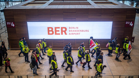 Warnstreik der Gewerkschaft Verdi am Flughafen BER am 13. März 2... Warnstreik der Gewerkschaft Verdi am Flughafen BER am 13. März 2...