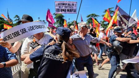 Nachdem Teilnehmer versucht hätten, Absperrungen zu überwinden, ... Nachdem Teilnehmer versucht hätten, Absperrungen zu überwinden, ...