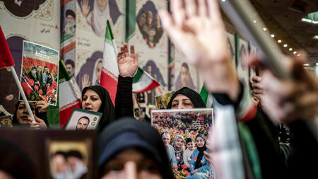 Trauer über die bei US-israelischen Angriffen getöteten iranisch... Trauer über die bei US-israelischen Angriffen getöteten iranisch...