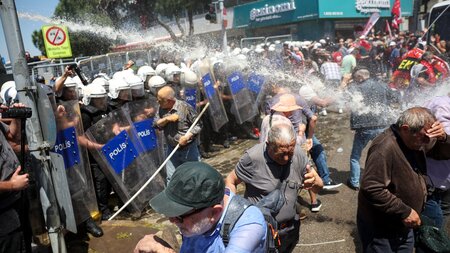 In Izmir ging die Polizei am Dienstag auf einer Großkundgebung g... In Izmir ging die Polizei am Dienstag auf einer Großkundgebung g...