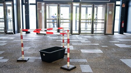 Im Hort des Wissens tropft es. Statt rechtzeitiger Reparaturen m... Im Hort des Wissens tropft es. Statt rechtzeitiger Reparaturen m...