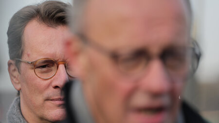 Er steht hinter ihm: Hendrik Wüst und Friedrich Merz (Lüdenschei...