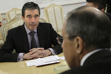 NATO-Chef Rasmussen (l.) im Gespräch mit Außenminister Lawrow am...