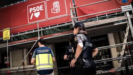 Beamte der Nationalpolizei am Mittwoch vor der Zentrale der Sozi...