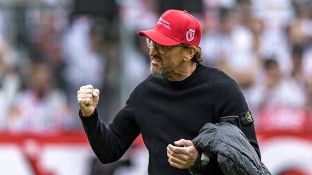 Aufgestiegen: Cottbus’ Trainer Claus-Dieter Wollitz Aufgestiegen: Cottbus’ Trainer Claus-Dieter Wollitz