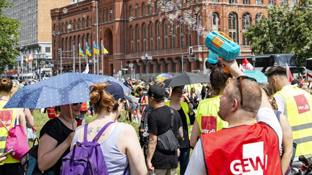 2024 legten Berliner Erzieher immer wieder die Arbeit nieder. Ei... 2024 legten Berliner Erzieher immer wieder die Arbeit nieder. Ei...