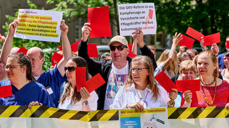 Protest unter dem Motto »Rote Karten für Frau Warken« am Sana-Kl... Protest unter dem Motto »Rote Karten für Frau Warken« am Sana-Kl...