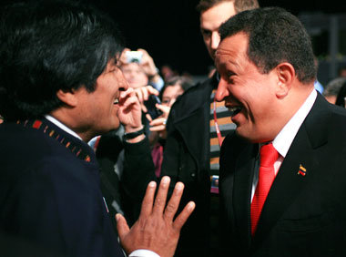 Die Präsidenten Boliviens (l.) und Venezuelas am Mittwoch in Kop...