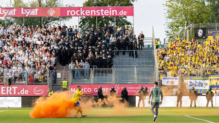 Da brennt die Luft: Die Lok-Fans haben schlechte Laune (Würzburg... Da brennt die Luft: Die Lok-Fans haben schlechte Laune (Würzburg...