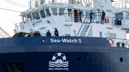 124 aus Seenot gerettete Migranten verlassen die »Sea-Watch 5« i... 124 aus Seenot gerettete Migranten verlassen die »Sea-Watch 5« i...