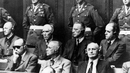 Angeklagte Nazikriegsverbrecher beim Nürnberger Prozess. Hintere...