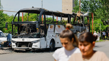 Ausgebrannter Bus nach einem ukrainischen Drohnenangriff in Jena...