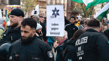 Dem Staat zu extrem: Auf Demonstrationen in Solidarität mit den ...