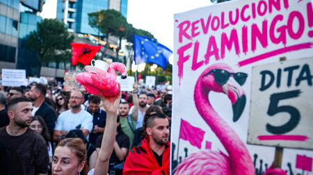 Protestsymbol: Demonstranten ziehen vom Skanderbeg-Platz in Tira...