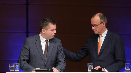 Schulze (l.) hat zur Zeit eigene Sorgen (Halle (Saale), 14.1.202...