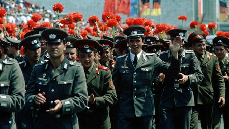 Die Ökonomie der Waffenbrüderschaft: Soldaten der NVA und der So... Die Ökonomie der Waffenbrüderschaft: Soldaten der NVA und der So...