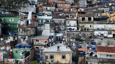 Eigene Gesetze: In Favelas wie Rocinha in Rio de Janeiro ist der... Eigene Gesetze: In Favelas wie Rocinha in Rio de Janeiro ist der...