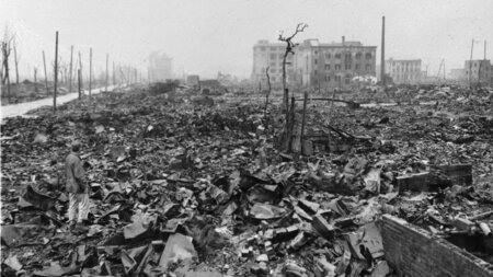 Verwüstung nach dem US-Atombombenabwurf auf die japanische Stadt... Verwüstung nach dem US-Atombombenabwurf auf die japanische Stadt...