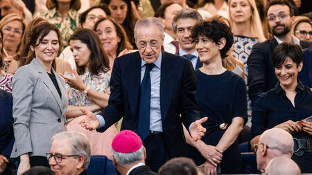 Der Stadt Madrid und der Welt: Florentino Perez (M.) gibt seinen...