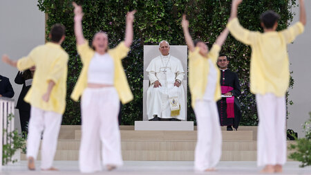 Ein zufrieden dreinblickender Papst bestaunt tanzende Katholiken...