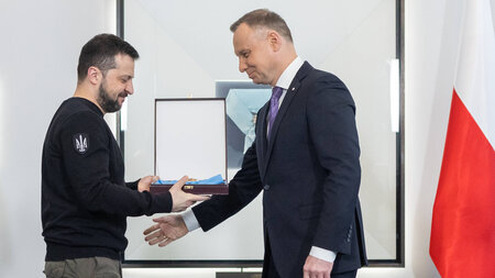 Selesnkij (l.) bei der Übergabe des höchsten polnischen Ordens i...