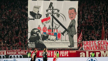 Protest gegen Polizeigewalt beim Spiel des FC-Bayern gegen FC St... Protest gegen Polizeigewalt beim Spiel des FC-Bayern gegen FC St...