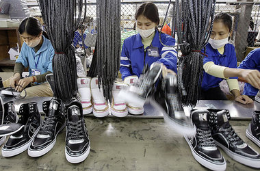Schuhfabrik in Hanoi. Die Krise in wichtigen Absatzländern macht... Schuhfabrik in Hanoi. Die Krise in wichtigen Absatzländern macht...