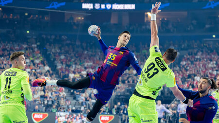 In den Kasten damit: Domen Makuc vom FC Barcelona hart aus dem R...