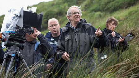 Ken Loach während der Dreharbeiten zu »The Wind That Shakes the ...