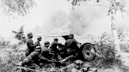 Truppen der faschistischen Wehrmacht während des Überfalls auf d... Truppen der faschistischen Wehrmacht während des Überfalls auf d...