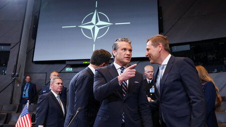 Zeigt, wo’s lang geht: US-Kriegsminister Pete Hegseth am Donners...