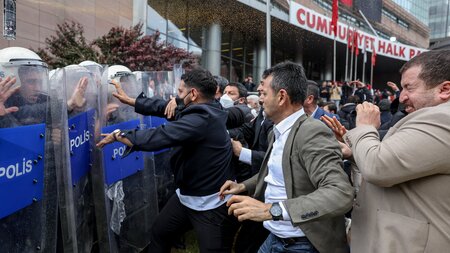 Türkische Polizei stürmt die Zentrale der Oppositionspartei CHP ... Türkische Polizei stürmt die Zentrale der Oppositionspartei CHP ...