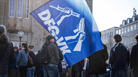 DFG-VK auf einer Demonstration gegen die Wehrpflicht während des... DFG-VK auf einer Demonstration gegen die Wehrpflicht während des...