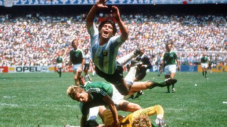 Dann hebt er ab: Diego Maradona übt sich im WM-Finale gegen Deut... Dann hebt er ab: Diego Maradona übt sich im WM-Finale gegen Deut...