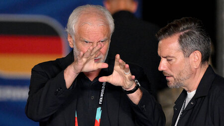 Magische Hände: Sportdirektor Rudi Völler (l.) Magische Hände: Sportdirektor Rudi Völler (l.)