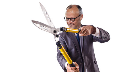 Da setzt er die Schere an: Friedrich Merz will den sicheren Schn... Da setzt er die Schere an: Friedrich Merz will den sicheren Schn...
