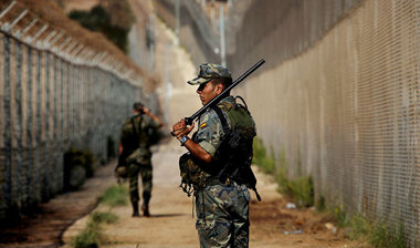 Spanischer Soldat am Grenzzaun Marokko-Melilla Spanischer Soldat am Grenzzaun Marokko-Melilla